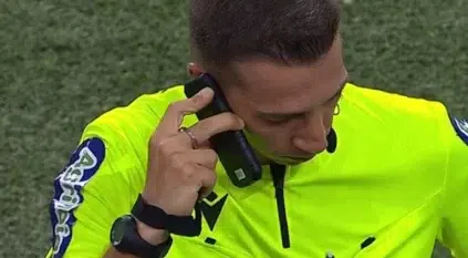 حكم برتغالي يستخدم هاتفًا محمولاً أثناء المباراة!
