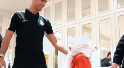 رونالدو يحقق أمنية رسامة إيرانية من ذوي الإعاقة