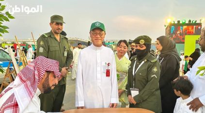 سفير اليابان يزور فعالية عز الوطن 2 مرتدياً الثوب السعودي