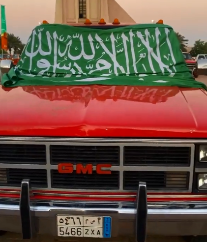 السيارات الكلاسيكية في الدمام احتفالًا باليوم الوطني السعودي