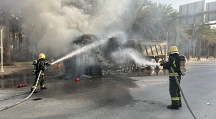 مدني الرياض يسيطر على حريق التهم شاحنة بحي الملك فهد