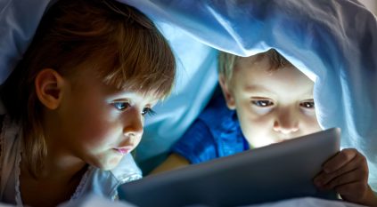 تحذير من خطورة شاشات الأجهزة الإلكترونية على صحة الأطفال