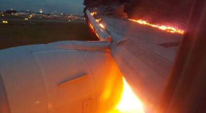 لقطات لإخلاء طائرة صينية بعد اشتعال النيران بمحركها