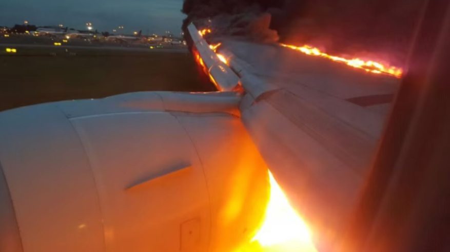 لقطات لإخلاء طائرة صينية بعد اشتعال النيران بمحركها