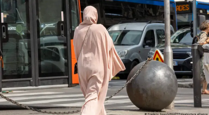 منع عشرات الفتيات من دخول مدارس فرنسا بسبب العباءة