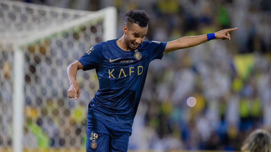 النصر يتفوق على الحزم بثنائية في الشوط الأول