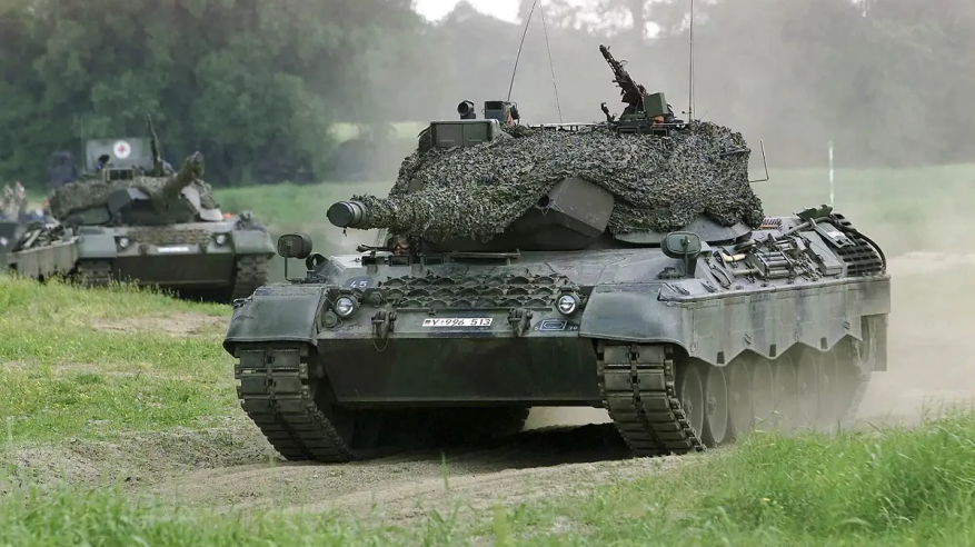 أول 10 دبابات من طراز ليوبارد 1 تصل لأوكرانيا