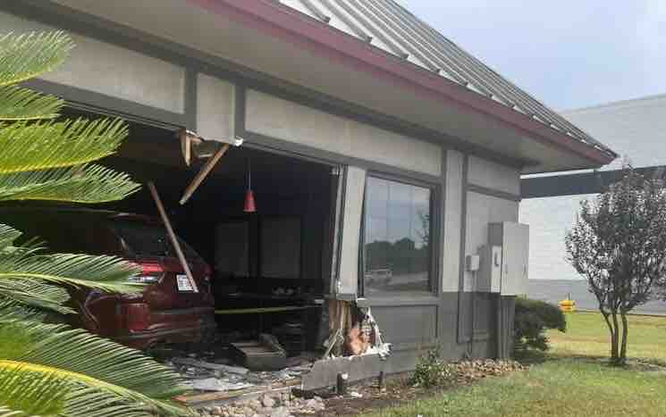 سيارة تقتحم مطعمًا في تكساس وتصيب 23 بجروح