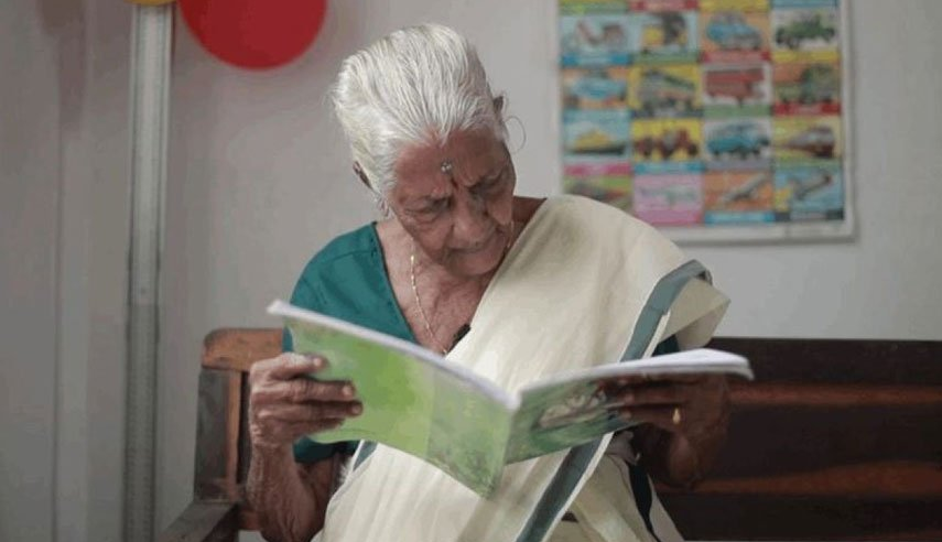 هندية تذهب للمدرسة لأول مرة في حياتها بعمر 92 عامًا