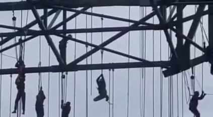 لقطات لعمال معلقين في الهواء على ارتفاع 500 قدم
