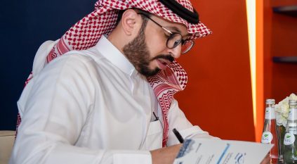 فهد عطيف يحتفل بتوقيع كتابه بمعرض الرياض الدولي للكتاب