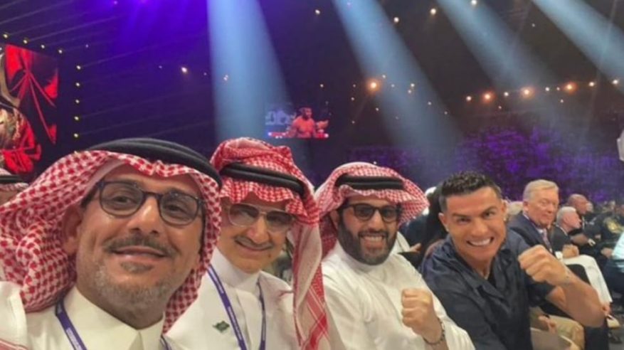 صورة تجمع الوليد بن طلال وتركي آل الشيخ ورونالدو في موسم الرياض