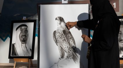 “شموخ الشاهين وهيبته” أعمال تشكيلية بمعرض الصقور والصيد السعودي الدولي