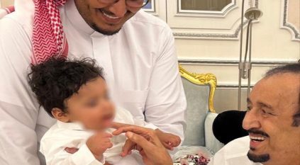 صورة حديثة تجمع الملك سلمان مع حفيده أحمد بن فهد وابنه