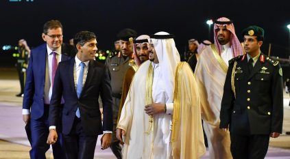 رئيس وزراء بريطانيا يصل الرياض ومحمد بن عبدالرحمن في مقدمة مستقبليه