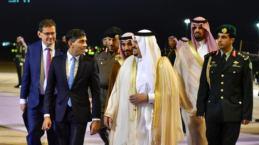 رئيس وزراء بريطانيا يصل الرياض ومحمد بن عبدالرحمن في مقدمة مستقبليه