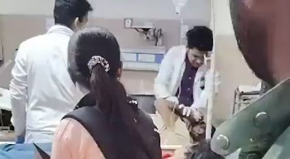طبيب هندي يعتدى على مصاب بـ الإيدز خوفًا من العدوى !