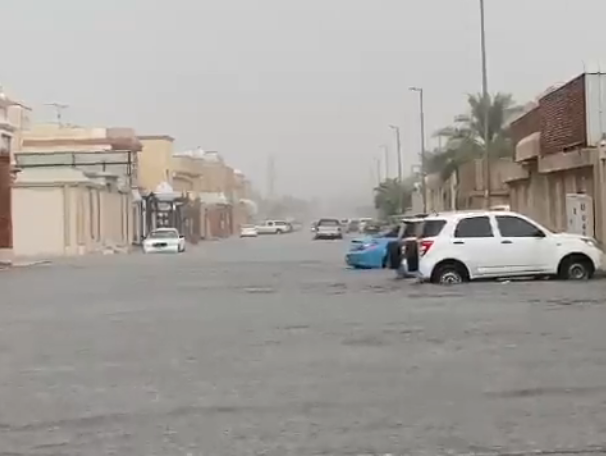 أمطار غزيرة تغلق الشوارع في الدمام
