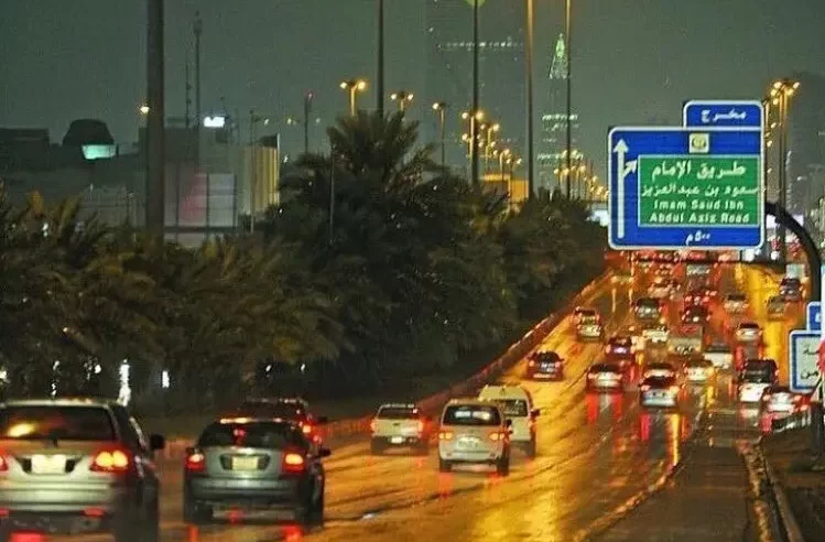 إنذار أصفر لأهالي الرياض: أمطار ورياح وصواعق لصباح الغد