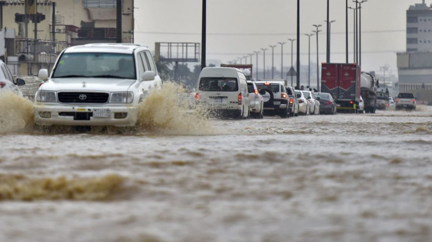 سماء غائمة وأمطار وضباب على 7 مناطق