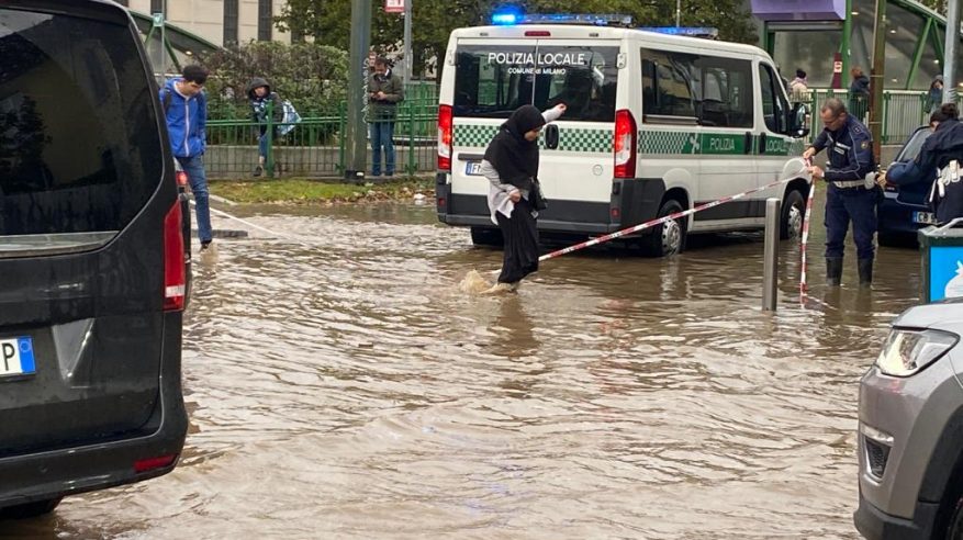 لقطات غرق شوارع مدينة ميلانو بسبب الأمطار