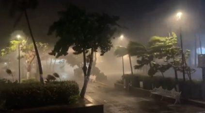 بالفيديو.. إعصار ليديا يجتاح سواحل المكسيك