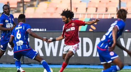 الأهلي المصري يتأهل بشق الأنفس لنصف نهائي دوري السوبر الإفريقي