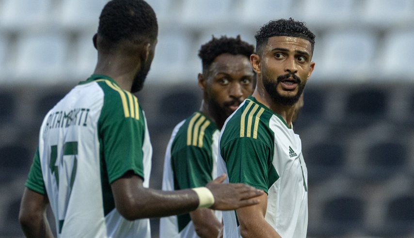 بسبب النيران الصديقة .. جماهير المنتخب السعودي تنتقد عبدالإله العمري