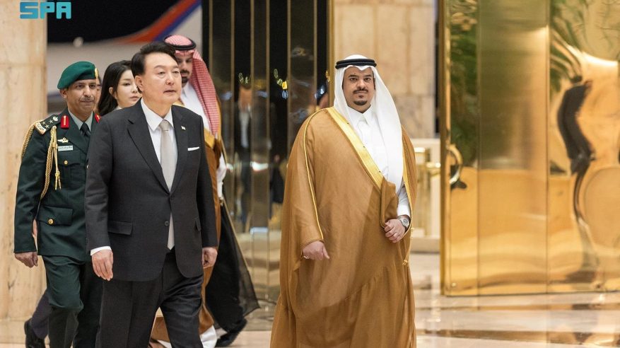 رئيس كوريا الجنوبية يصل الرياض ومحمد بن عبدالرحمن في مقدمة مستقبليه
