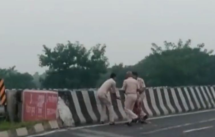 الشرطة الهندية تلقي جثة مسن تعرض لحادث مروري من أعلى جسر