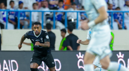 الهلال يتفوق على الأخدود بهدف في الشوط الأول