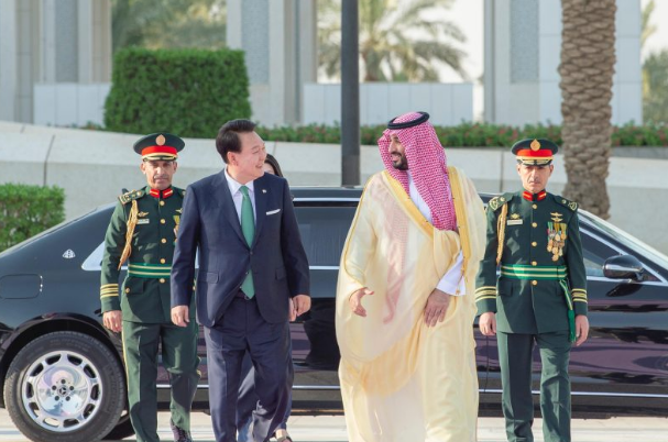 ولي العهد لرئيس كوريا : المرة القادمة سنقود سيارة من صناعة هيونداي في السعودية