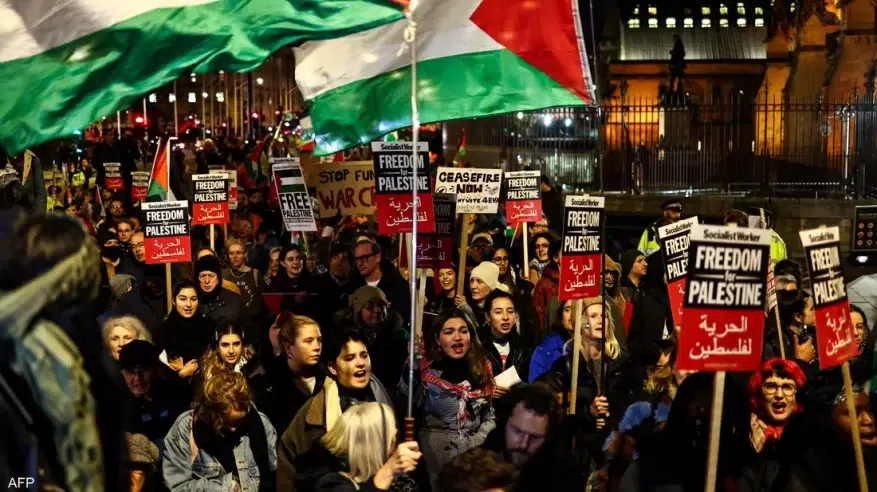 مظاهرات أمام البرلمان البريطاني بعد تصويته ضد وقف النار بغزة