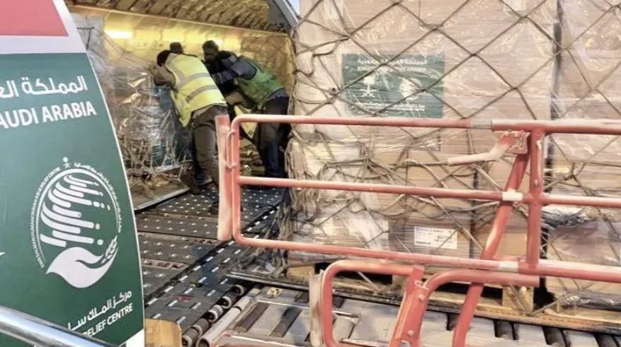 وصول الطائرة الإغاثية السعودية الـ 24 لإغاثة الفلسطينيين في غزة