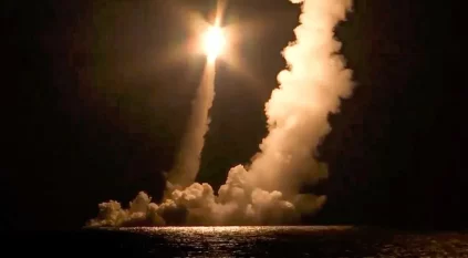 لحظة إطلاق روسيا صاروخ باليستي عابر للقارات بولافا