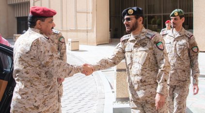 قائد القوات المشتركة يبحث أوجه التعاون مع وزير الدفاع اليمني