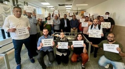 وقفة احتجاجية لصحفيي رويترز بالقاهرة وتهديد بالإضراب