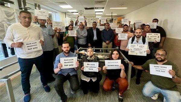 وقفة احتجاجية لصحفيي رويترز بالقاهرة وتهديد بالإضراب