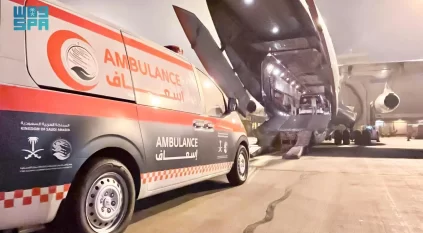 الطائرة الـ 8 لإغاثة الشعب الفلسطيني تصل العريش بأول دفعة سيارات إسعاف