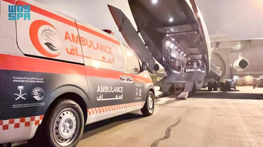 الطائرة الـ 8 لإغاثة الشعب الفلسطيني تصل العريش بأول دفعة سيارات إسعاف