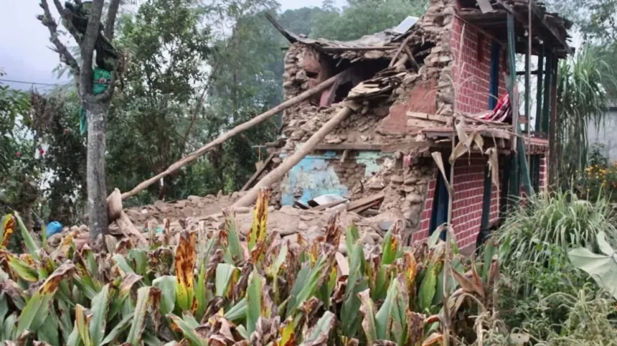 كاميرا ترصد لحظة وقوع زلزال نيبال القوي قبل سقوط  132 قتيلًا