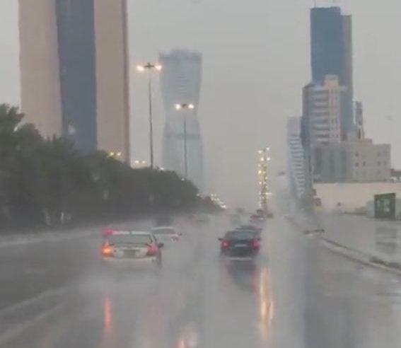 إنذارات باللون الأحمر لـ الرياض والقصيم والمدينة المنورة: أمطار وصواعق