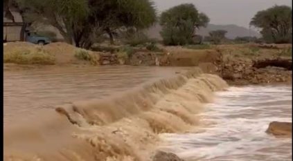 لقطات لجريان وتدفق سيول الداهنة بين المجمعة وشقراء