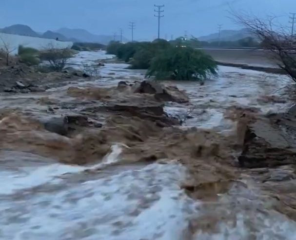 لقطات لهطول الأمطار وجريان السيول بمكة والشرقية