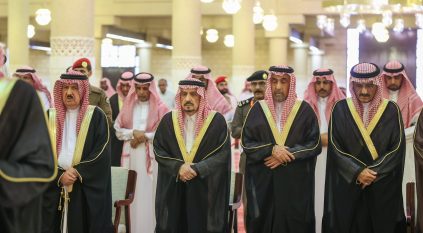 أمير الرياض يؤدي صلاة الميت على والدة الأمير محمد بن مشاري