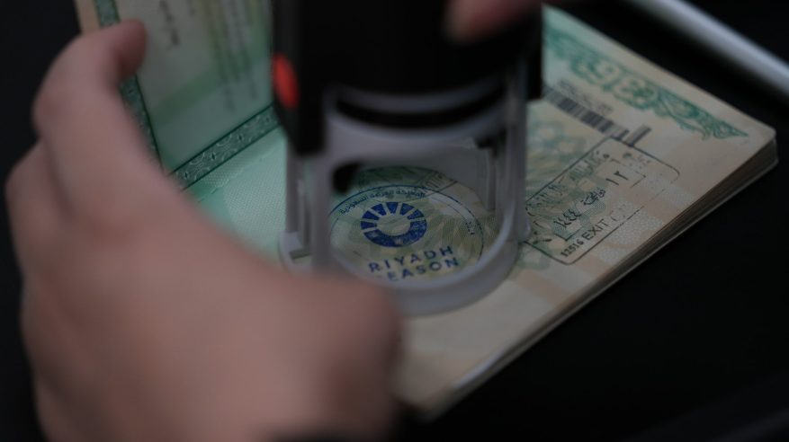 ختم خاص بموسم الرياض للمسافرين عبر مطار الملك خالد الدولي