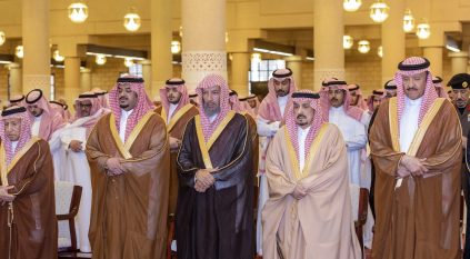 أمير الرياض يؤدي صلاة الميت على سعد السديري