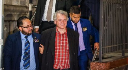 لحظة القبض على مستشار أوباما بعد إهانته لبائع مصري بنيويورك