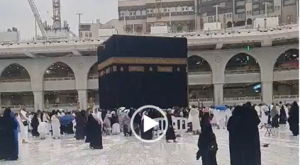 ابتهالات ودعاء تحت زخات المطر في الحرم المكي