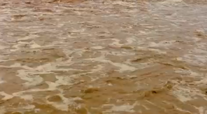 أمطار مكة تدفع السيول القوية في بطن وادي نعمان